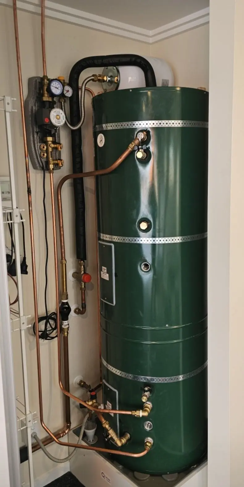 Hot water cylinder